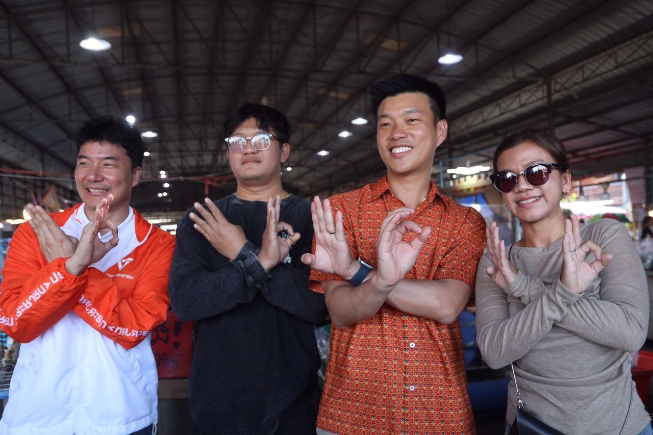 “腾” 助“碧克·萨拉武里”台球冠军竞选 请求给公民党成为政府的机会