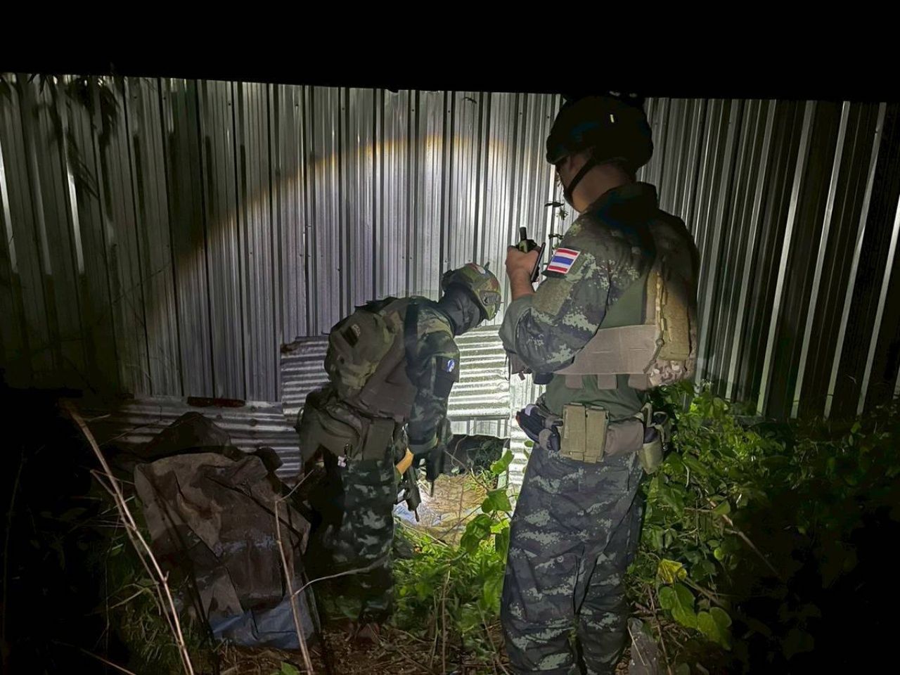 突袭“姐袍之家”：跨境偷运劳工团伙被捣毁，藏身船只偷渡深河