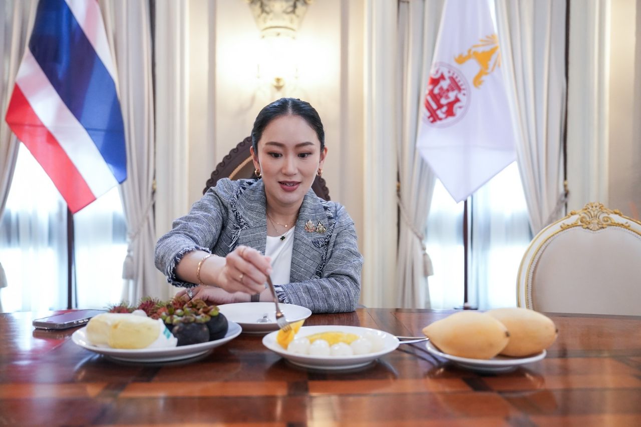 “英拉总理”扮演商贩角色，录制视频邀请品尝泰国水果，称今年价格优惠（视频）