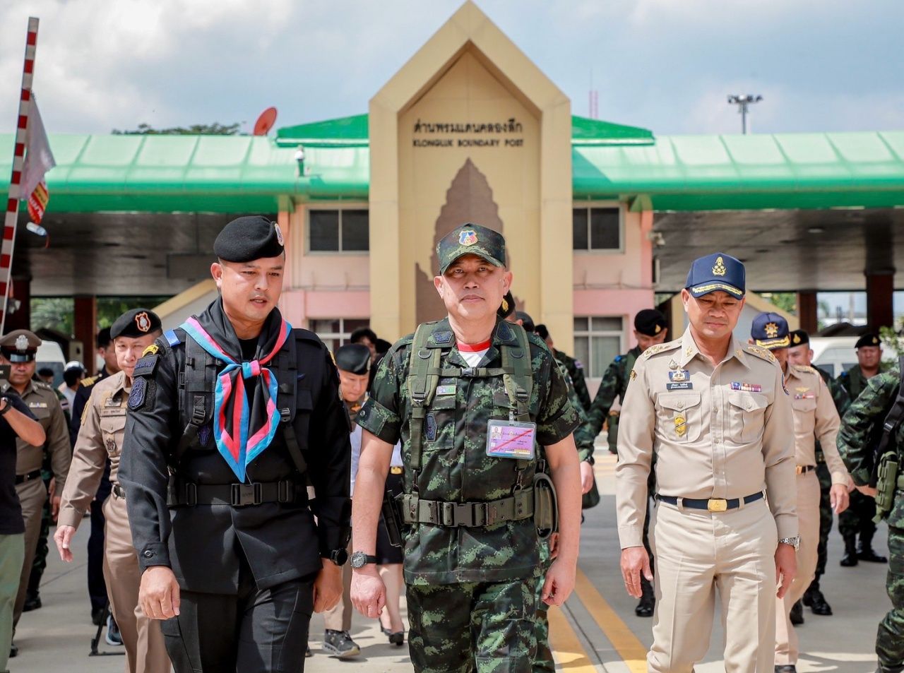 第一军区司令确认全面准备应对边境局势,继续拆除地雷并严格关闭口岸