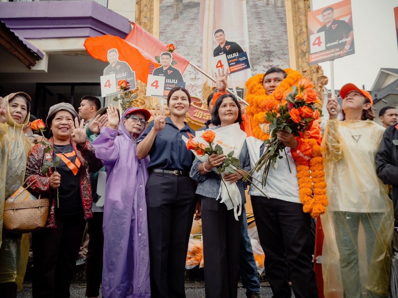 “罗姆”与“通”握手问候，访问四色菊—候选人持橘子抓号