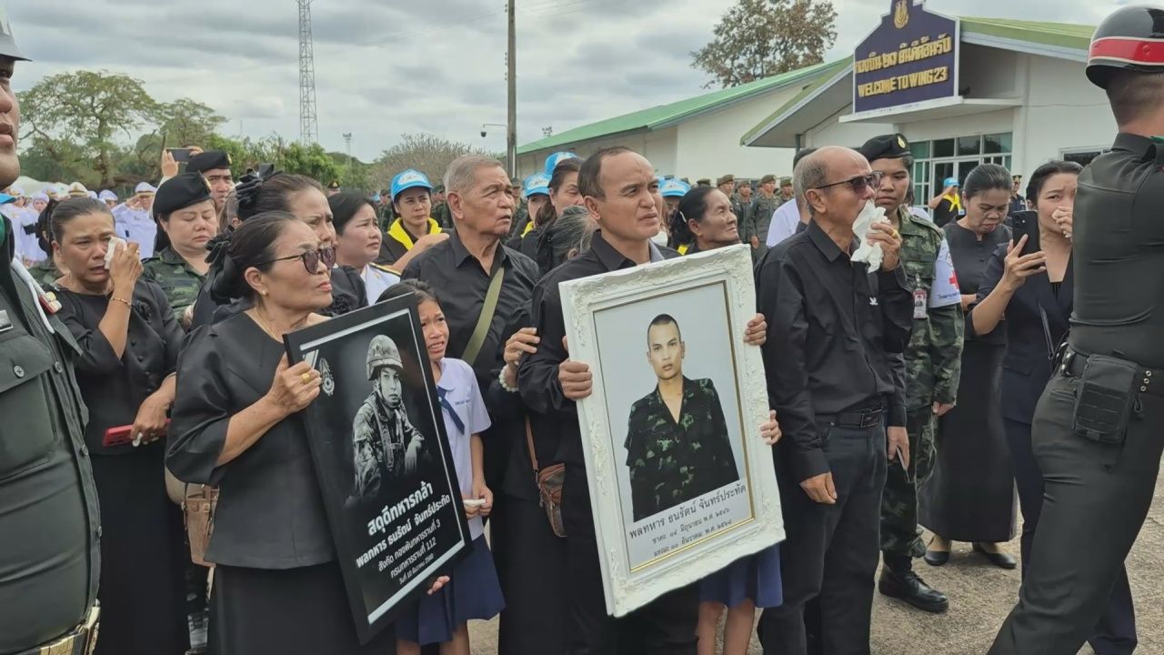 妹妹亲吻“英雄士兵”灵柩,承诺“我要带你回家”