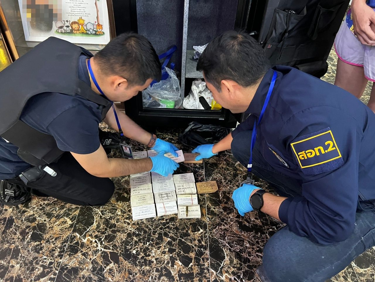 网络警察捣毁碧武里府非法枪支藏匿点，丈夫社交媒体炫耀，妻子倒霉被捕