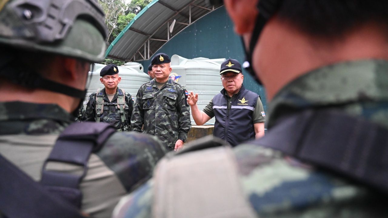 “小卜” 视察泰柬边境，迎接和鼓舞军队