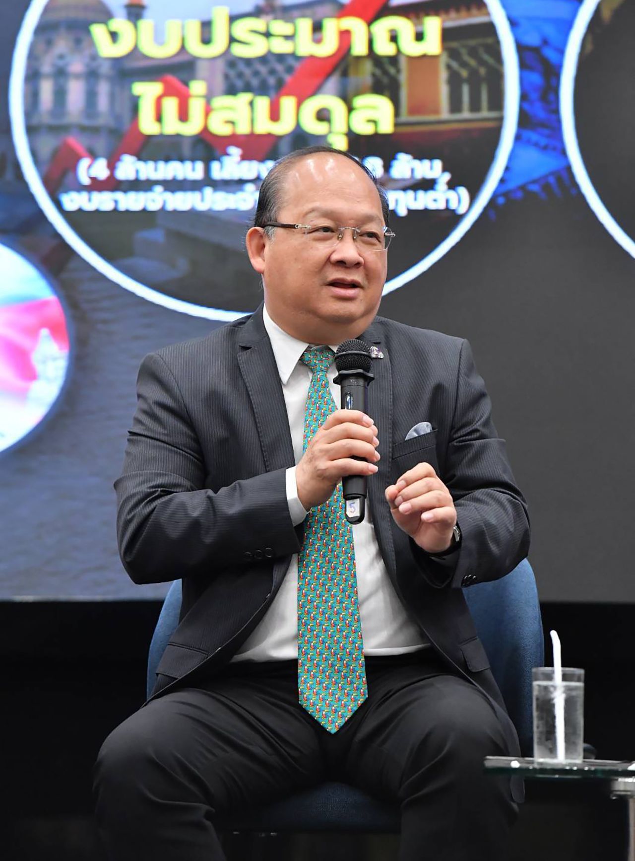 “企业说不”指出泰国经济陷入双重危机，投资者冷淡，政府需加速重建法治