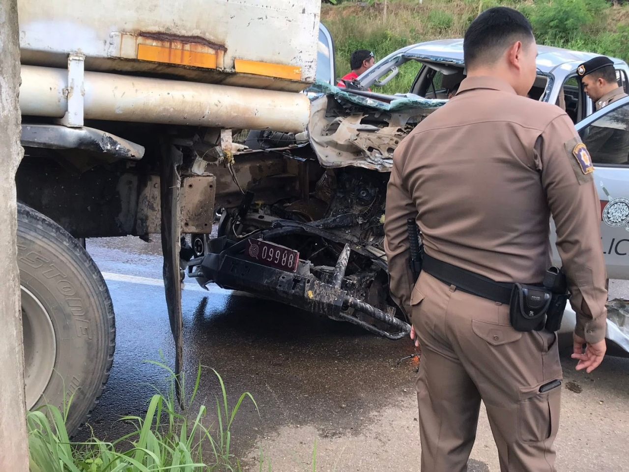 两名警察驾警车追赶违规车辆，追尾卡车双双受伤
