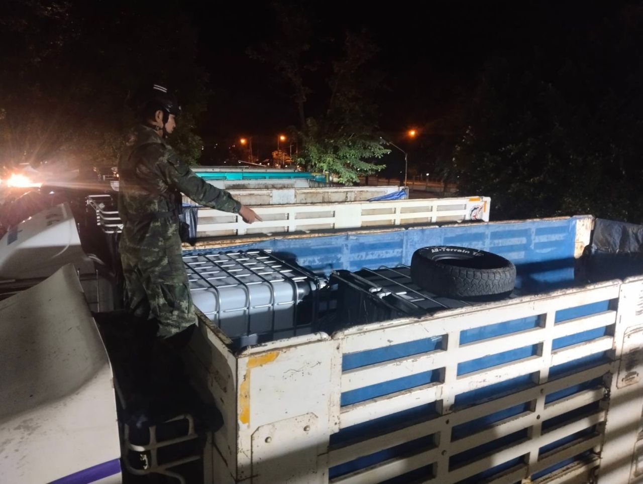 缅甸边境燃油短缺 抓获欲走私6万升柴油过境的十轮卡车