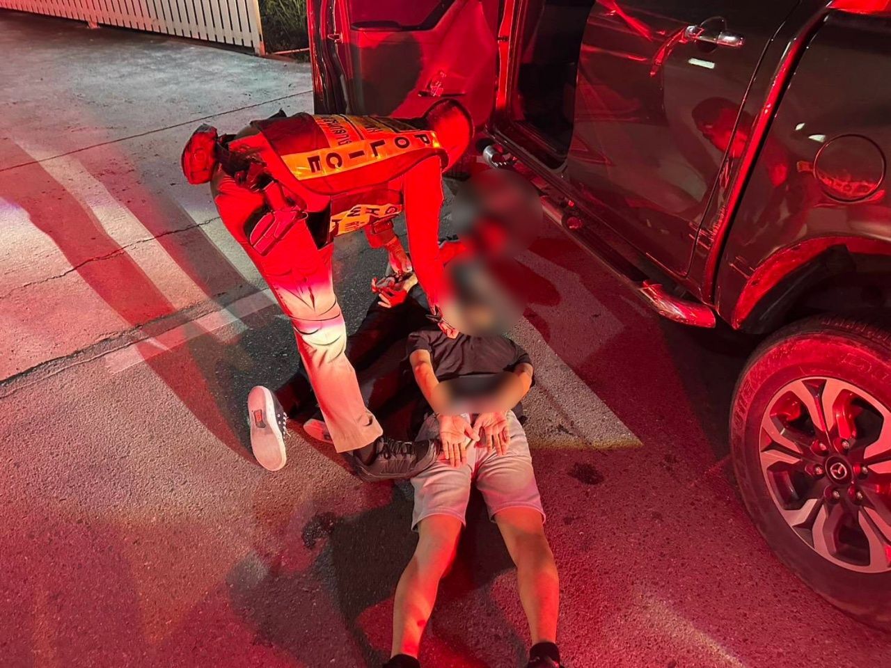 高速公路警察逮捕3名携带非法枪支的年轻人，自称刚刚在罗勇府抢劫大麻仓库