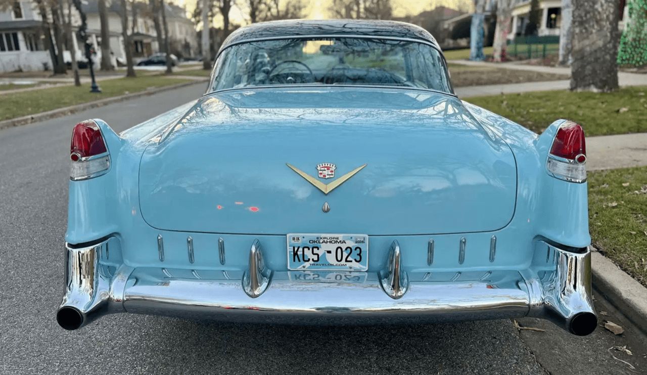 优雅的经典:1955年 Cadillac Fleetwood Series 62 座驾