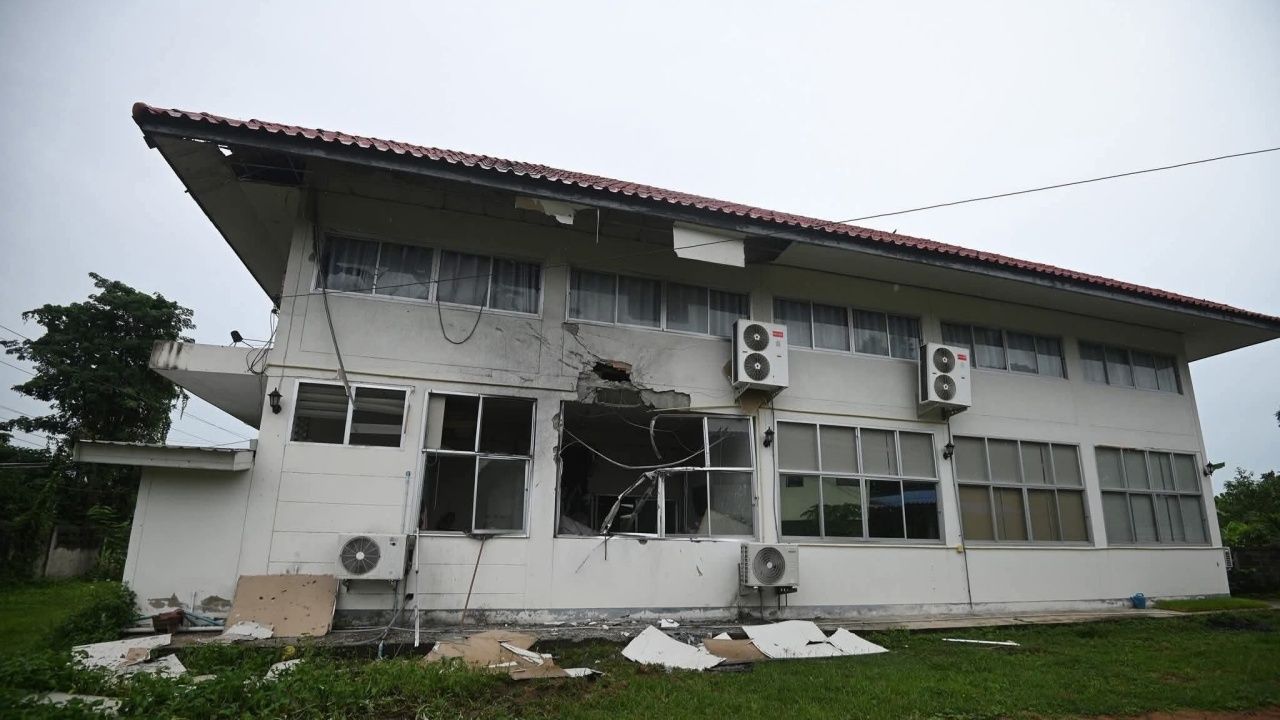 乡村卫生院遭柬埔寨炮弹袭击严重受损