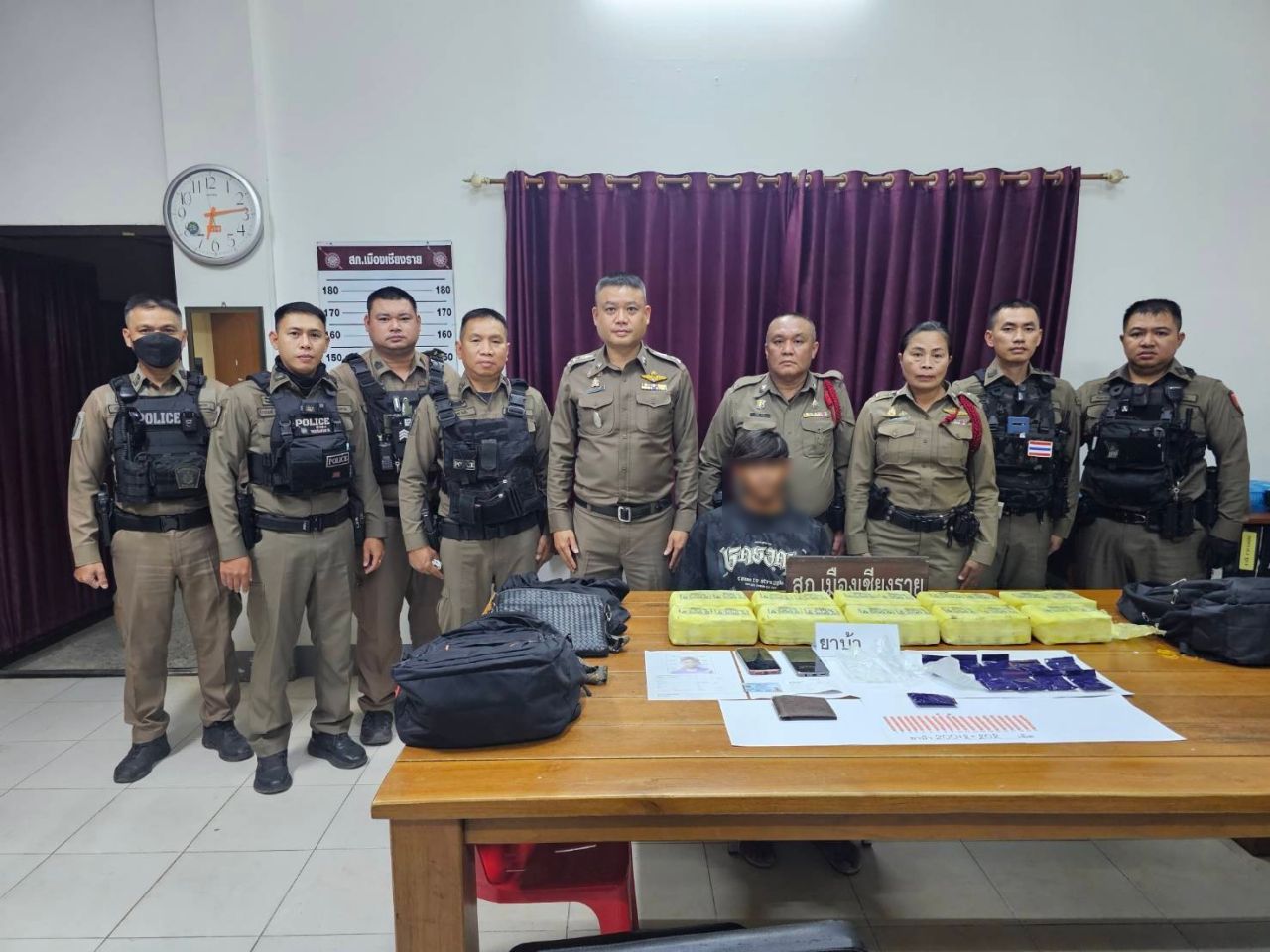 18岁男子搭乘长途汽车运送毒品从湄沙至素叻，缴获10万多片毒品