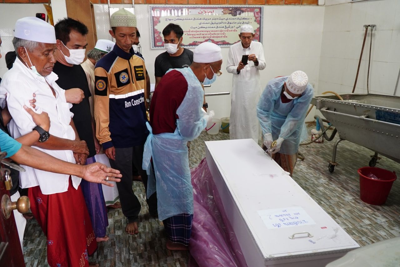 两名兄弟起重机砸火车遇难者遗体安葬，父母心碎，亲属痛哭