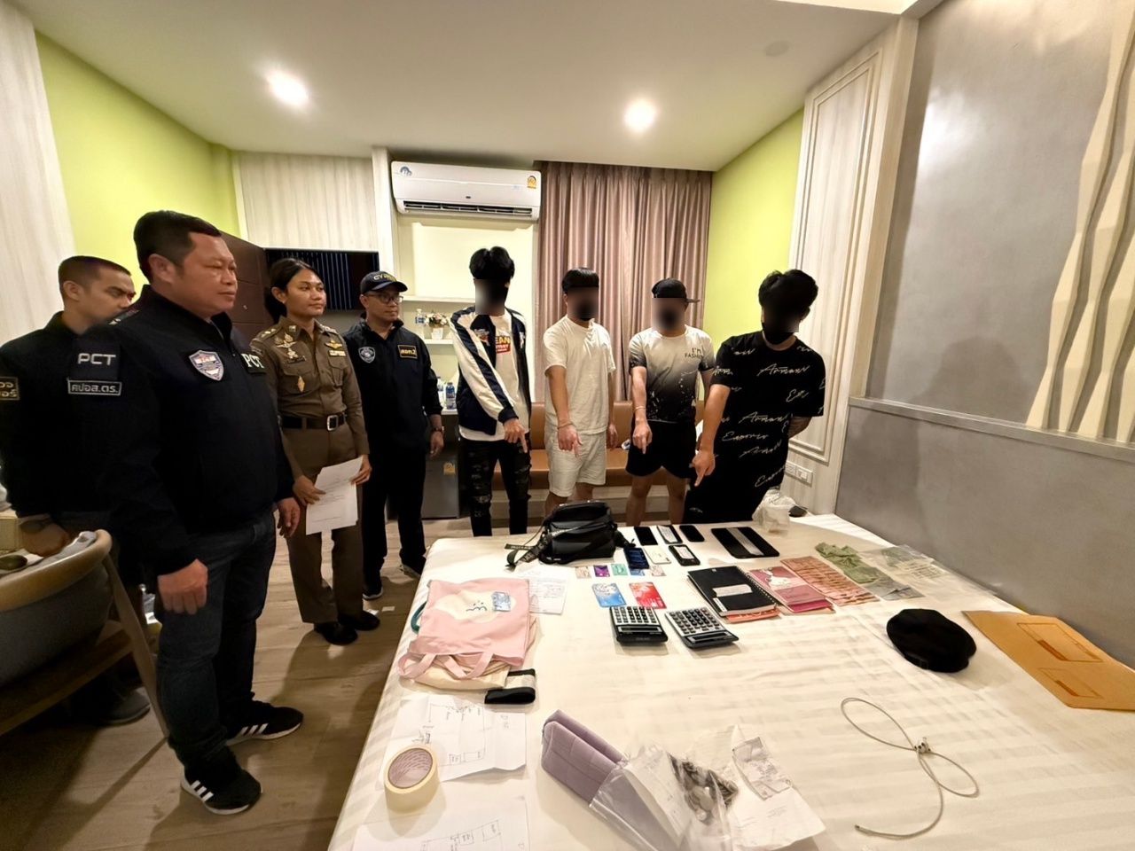 突袭逮捕4名清迈男子涉嫌帮助诈骗团伙每天取款80-90万泰铢