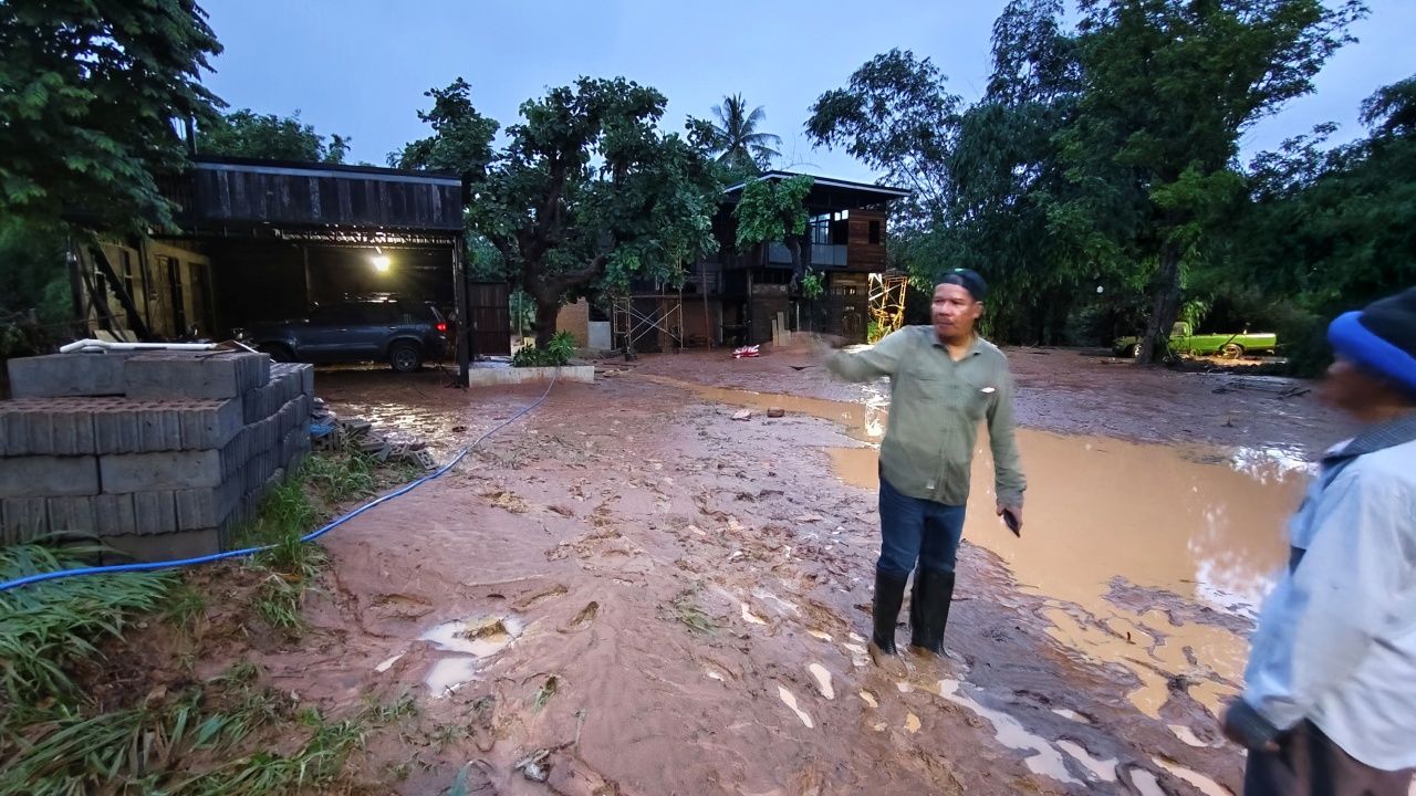 汪南凯遭受洪水袭击，暴雨持续3小时以上，一名建筑工人失踪