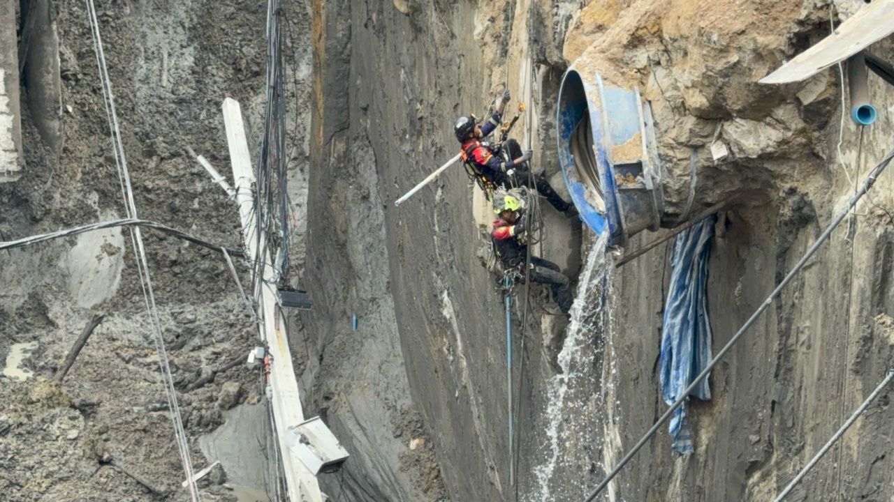 道路进一步下陷 在瓦奇拉医院前 救援人员绳降勘查 迅速撤离以确保安全