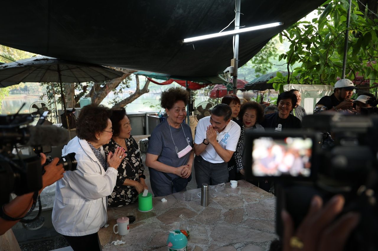 “阿披实” 在伦班尼花园竞选 宣布解决 PM 2.5 雾霾的三大措施 并解释 1 月 17 日民主党筹资活动不设宴