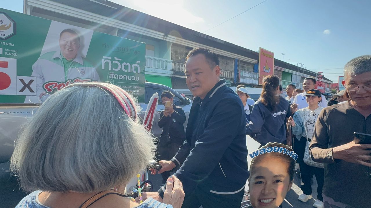 阿努廷在普吉岛骑自行车拉票 推销半价政策 遇村民祝赢得选举