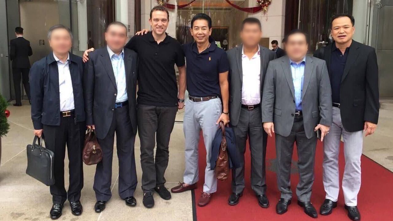 “大红”解释与“本·史密斯”合影是朋友介绍，称只是肤浅的认识