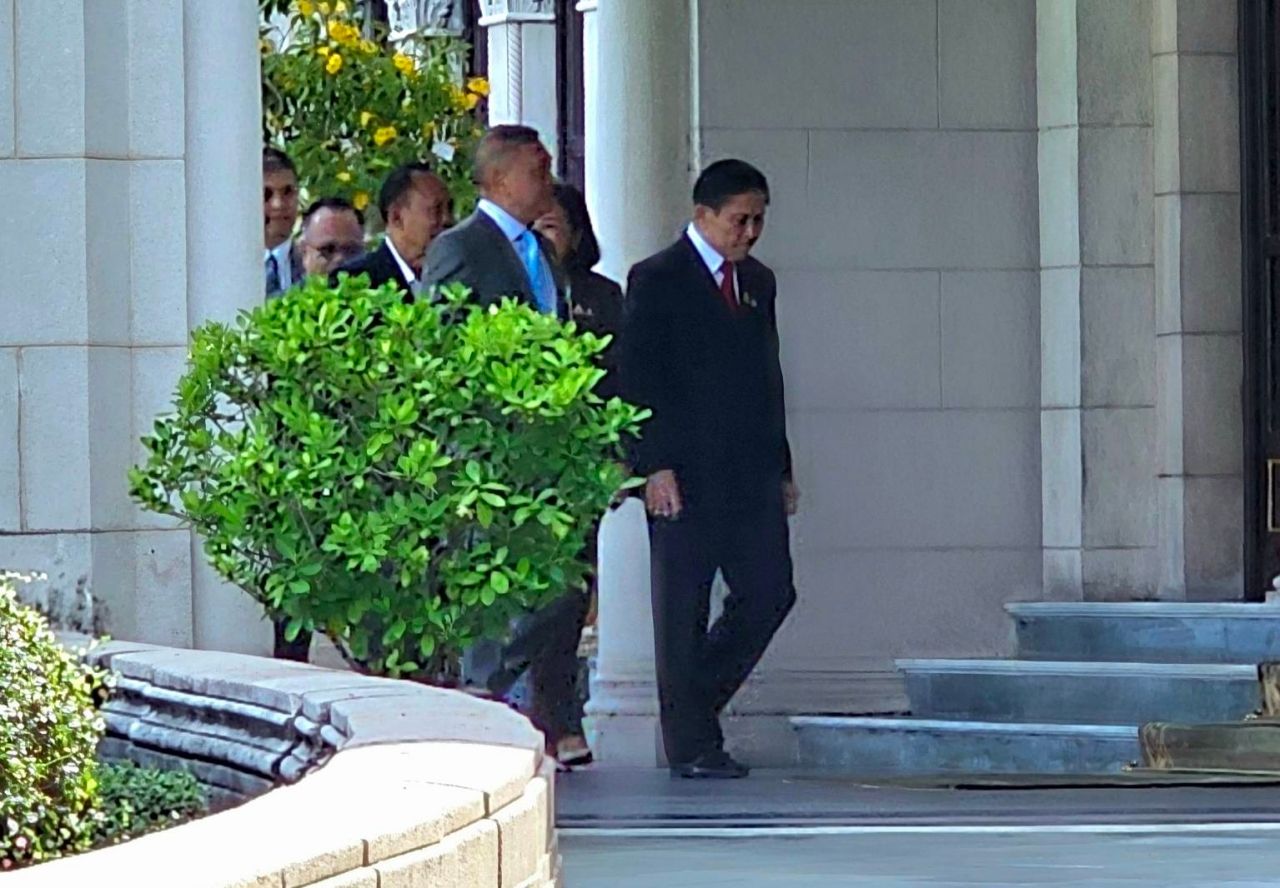 为泰党及联合政府部长进入总理府为“英克总理”加油，期待宪法法院裁决