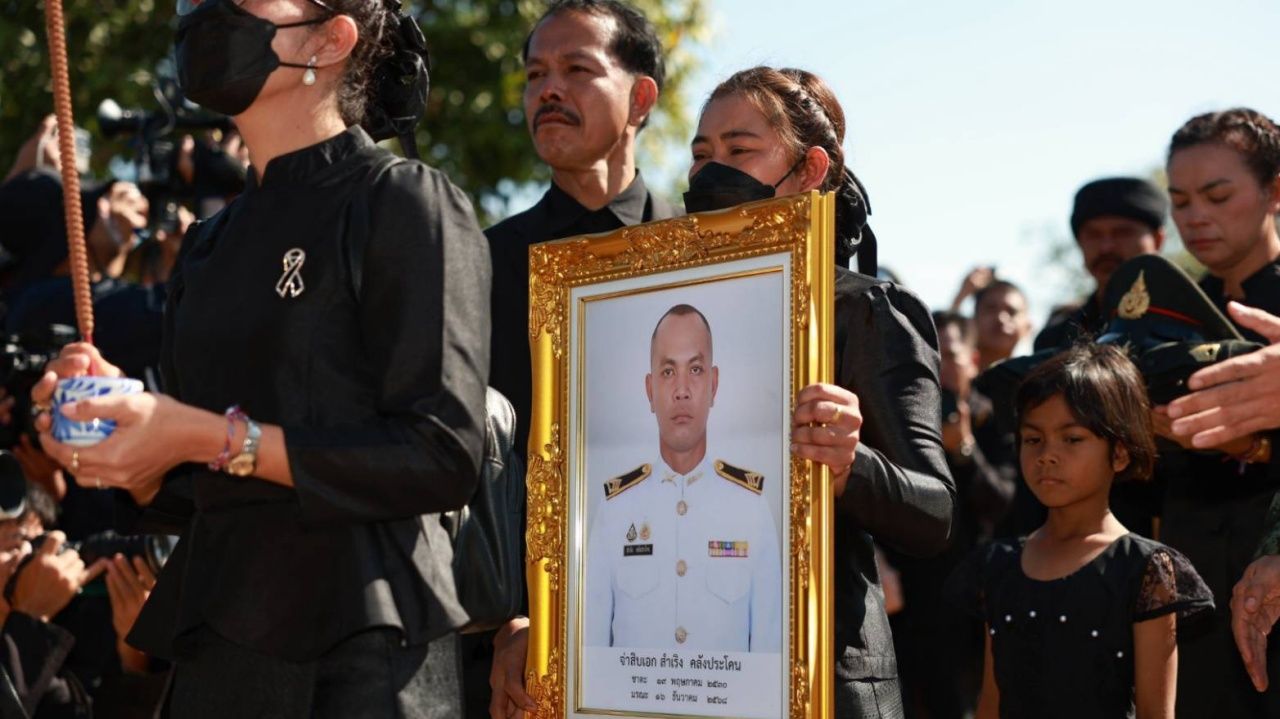 “阿努廷”主持两名英勇士兵的遗体接收仪式，确认全力保障遇难者的权益