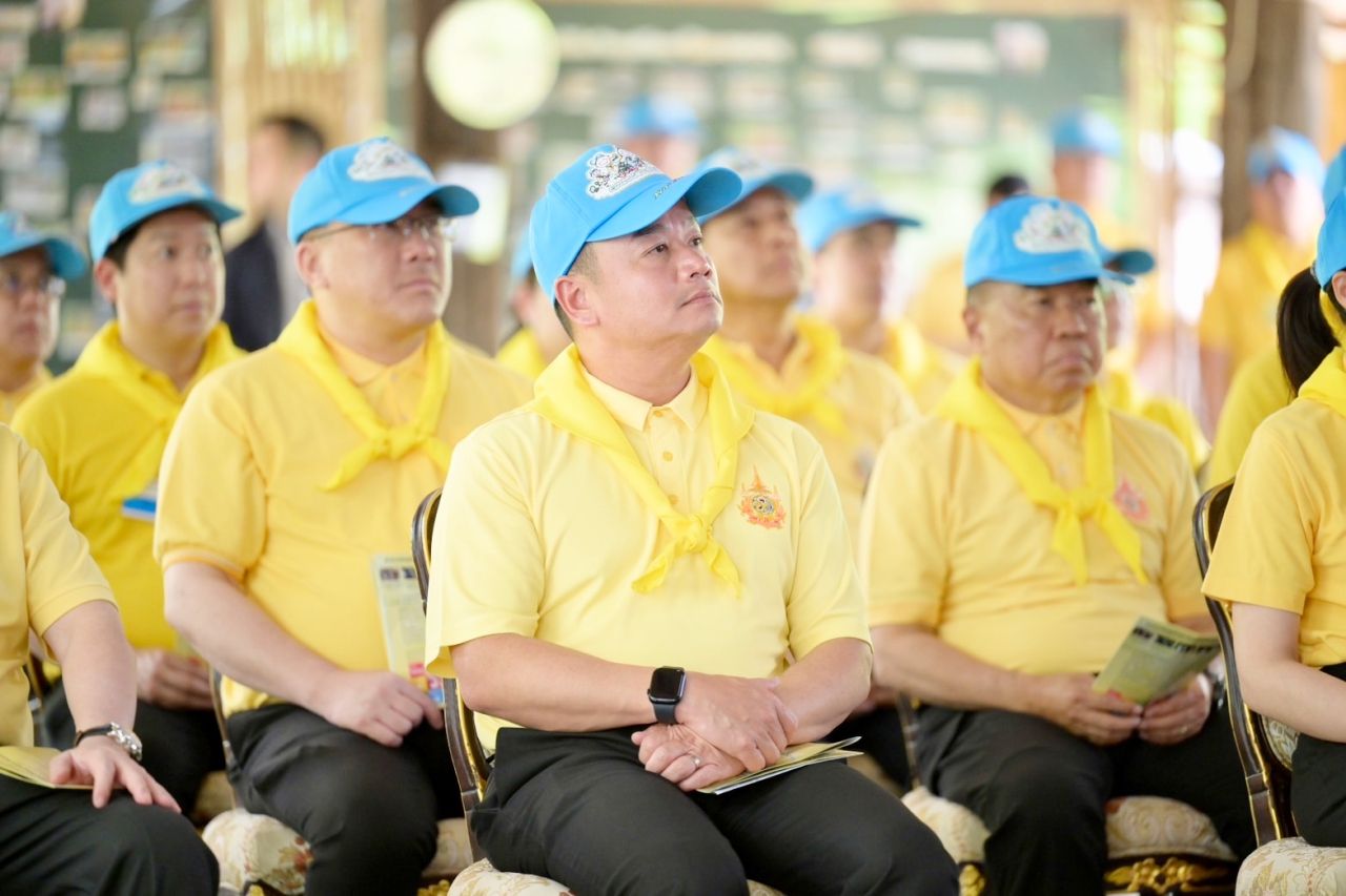 总理率领内阁着志愿服参观志愿者学校904的训练中心