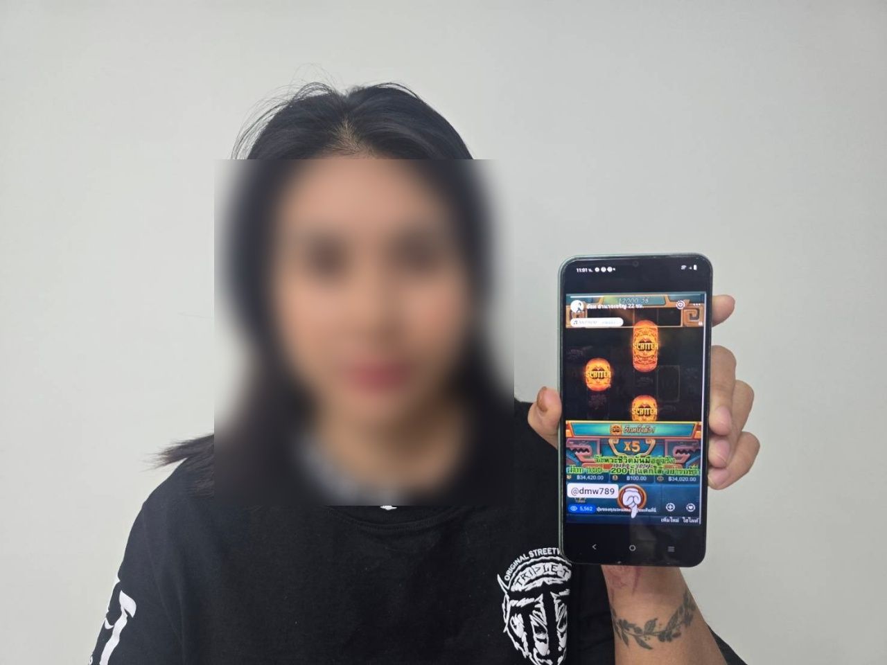 逮捕“阿咏 阿难乍连” - 引用语女王的女性网络红人涉嫌张贴赌博广告链接