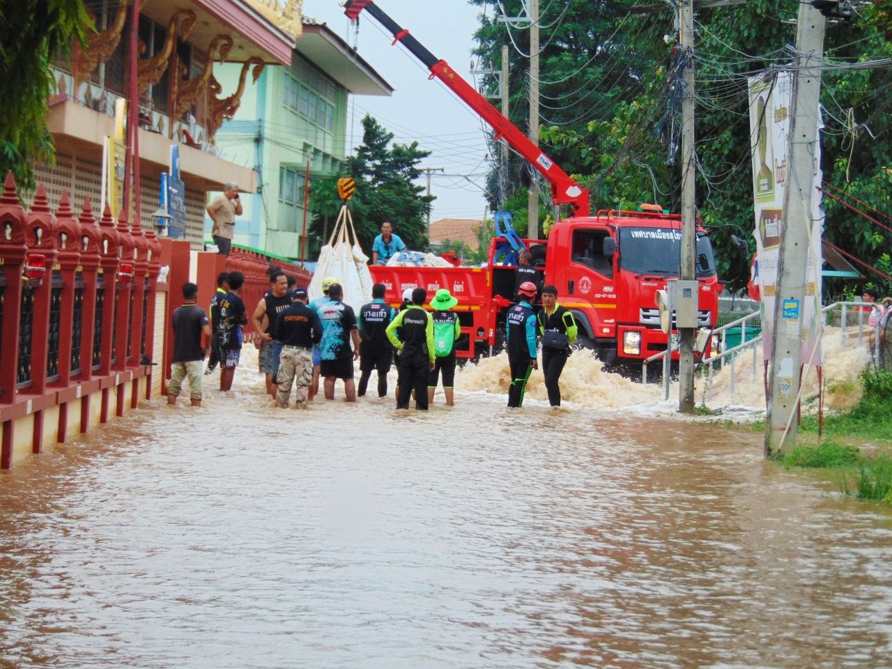 紧急：沙袋决口，南汶河水淹入素可泰市