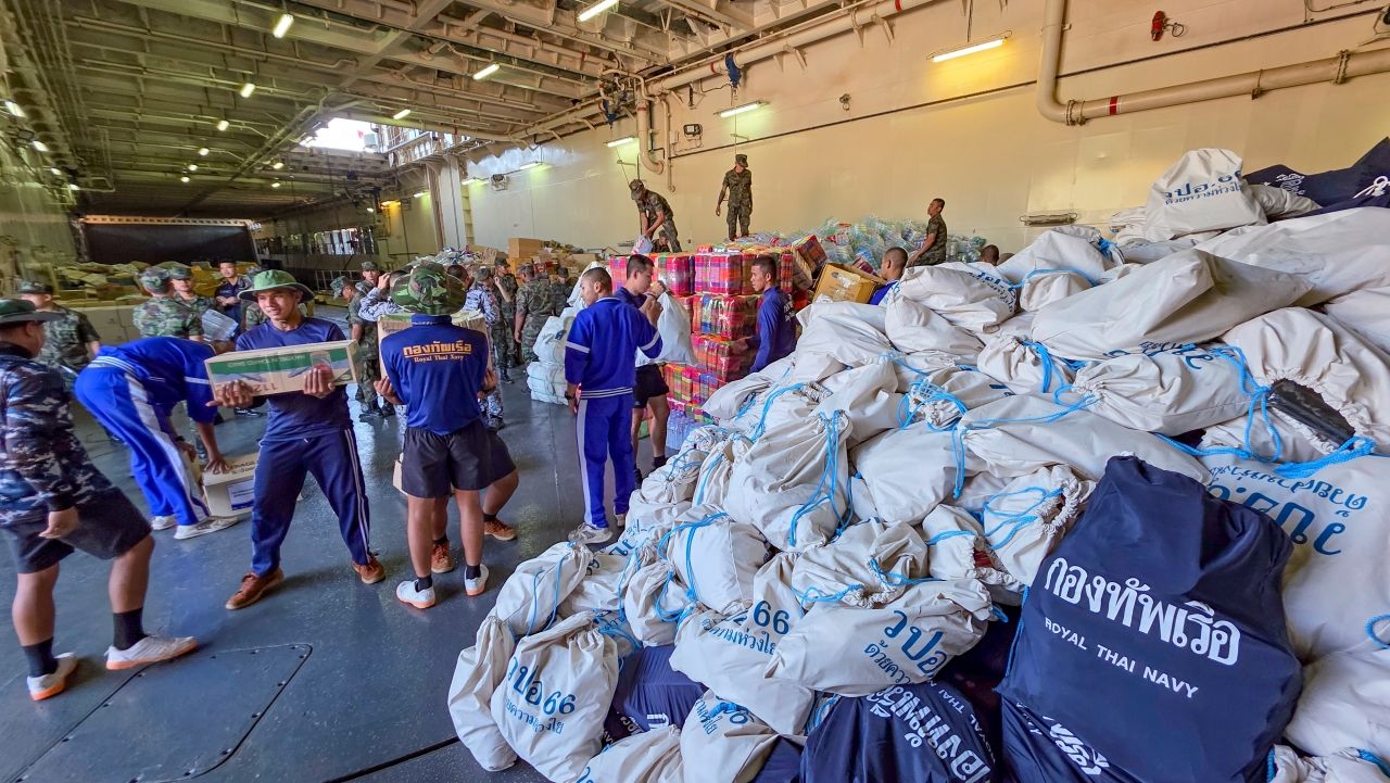 泰国海军安通号运输船送达南部洪水灾民