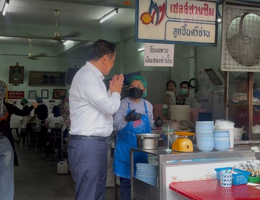 “安努廷” 与英勇战士的子女共进午餐，随后前往诗丽然享用常驻面馆