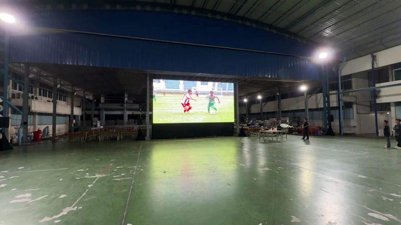 八里居民乘坐70多辆巴士前往支持“Golden Pillow School”在国家体育场的比赛