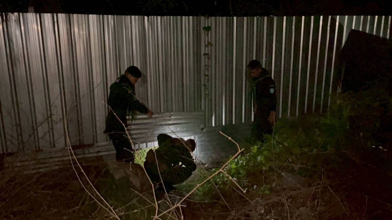 突袭“姐袍之家”：跨境偷运劳工团伙被捣毁，藏身船只偷渡深河