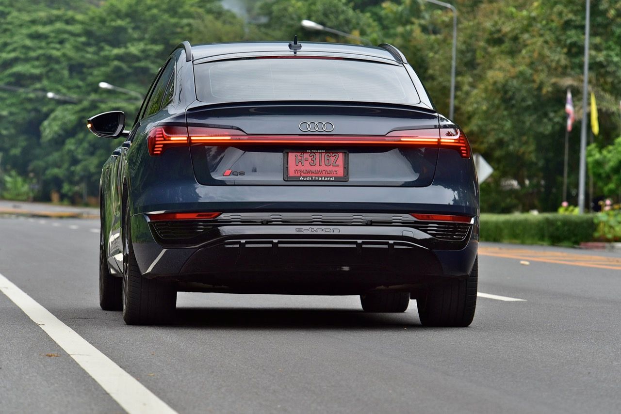 驾驶体验与价格诱惑 测试 AUDI Q8 Sportback e-tron 55 quattro S line Black Edition