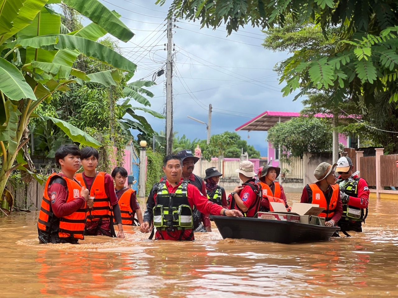 洛姆萨克府碧差汶洪水开始恢复正常,部分地区水位仍达2米