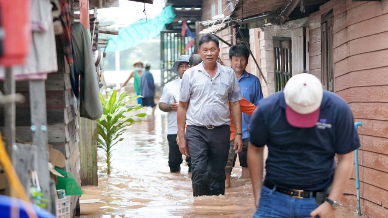 前泰爱党议员涉水缓解巴吞府居民困境，呼吁政府加快公平救助