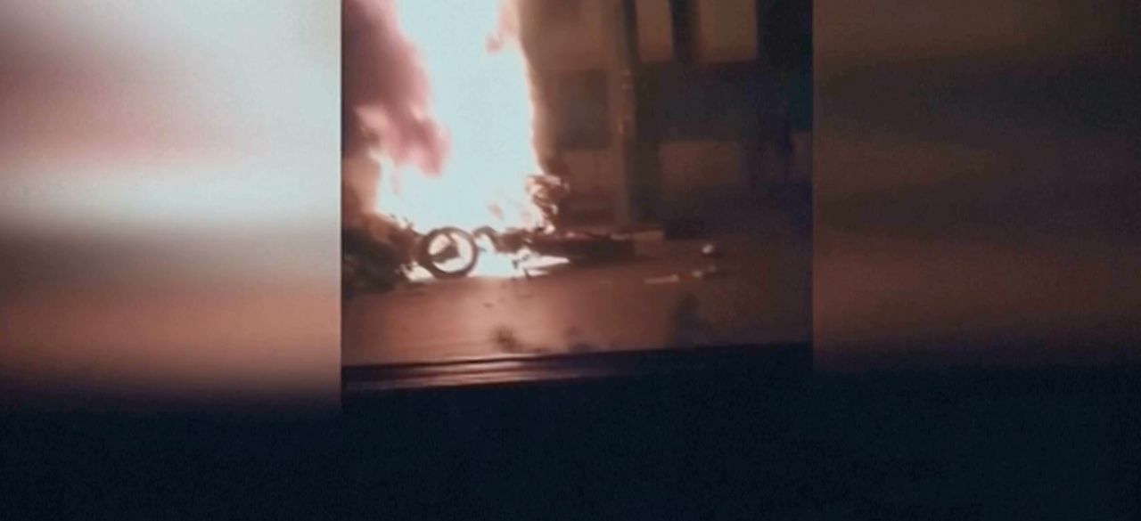 伊朗电视播出街头汽车被纵火影像,抗议活动持续蔓延