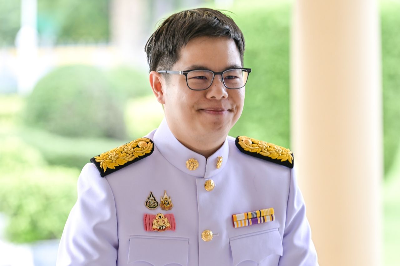 简介“Chantwitch Tatisit”：前国行男青年，担任助理商务部长，来自外部配额