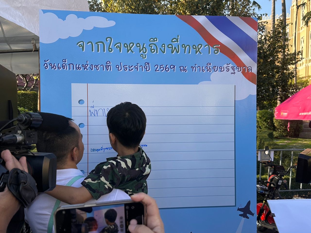 政府大楼儿童节热闹 非常可爱的小女孩初次坐上总理座椅，孩子们向军人传递祝福