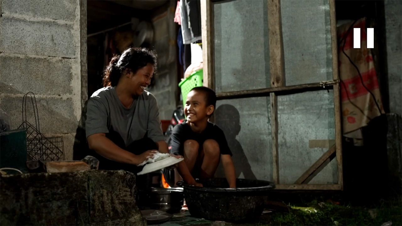 小心弟弟被亲生母亲虐待，新妈妈的拥抱治愈心灵创伤