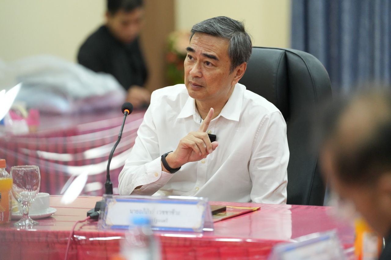 “阿披实”带领民主党候选人听取暖武里府扩展机会学校的教育问题