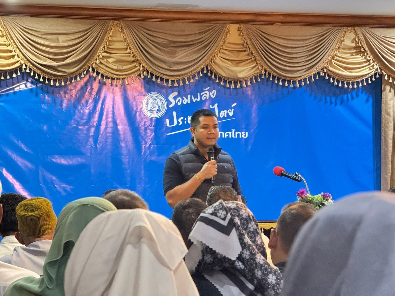 民主党倾听泰南三省民众呼声，誓言在“阿披实”领导下不通过金钱从政