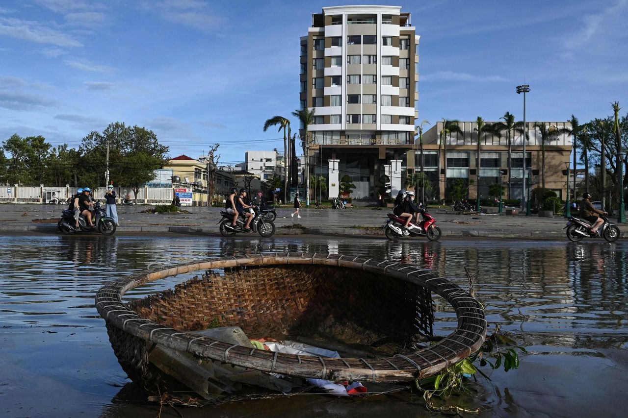 台风卡尔麦基袭击越南 强风暴雨已造成2人死亡 超过50万人撤离