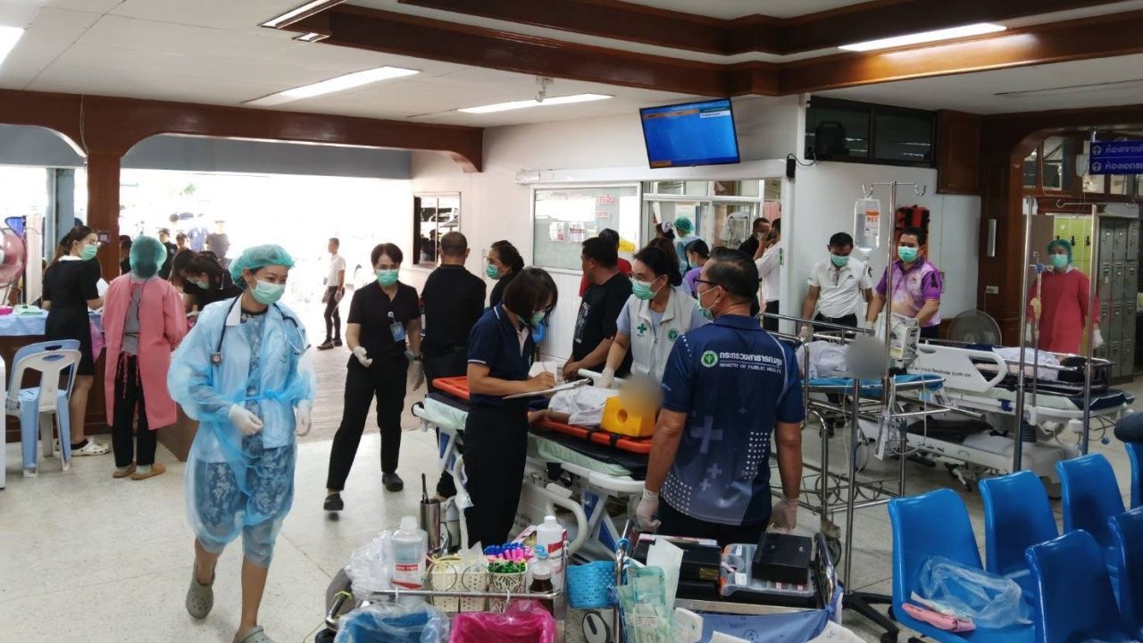 11人受伤,教师带学生参与水灯节活动时车辆失控跌下南邦省山崖