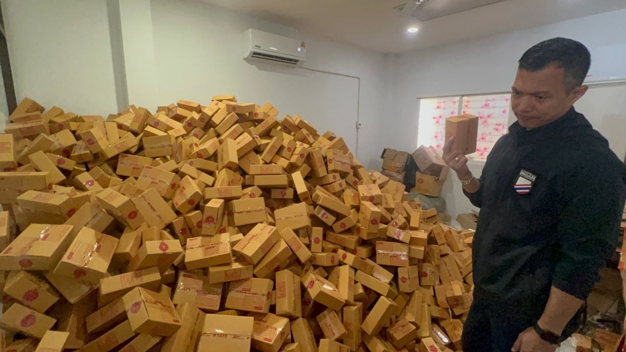 突袭仓库逮捕可疑女子:骗取货到付款购买客户名单