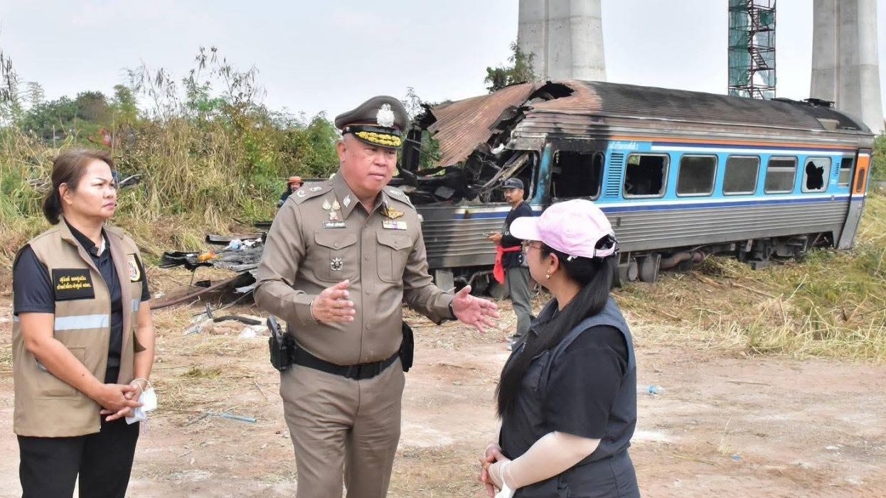起重机倒塌压住火车事故已过三天仍未清理完毕，警方召开会议加快调查案件