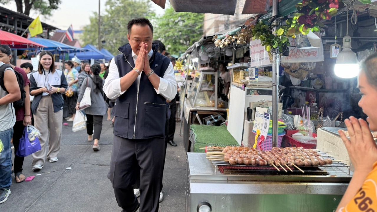 总理有信心再次夺取首都地位,拜访斗鸡村后,居民热情支持