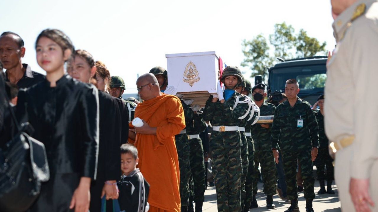 “阿努廷”主持两名英勇士兵的遗体接收仪式，确认全力保障遇难者的权益