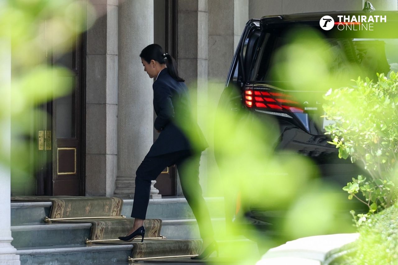为泰党及联合政府部长进入总理府为“英克总理”加油，期待宪法法院裁决