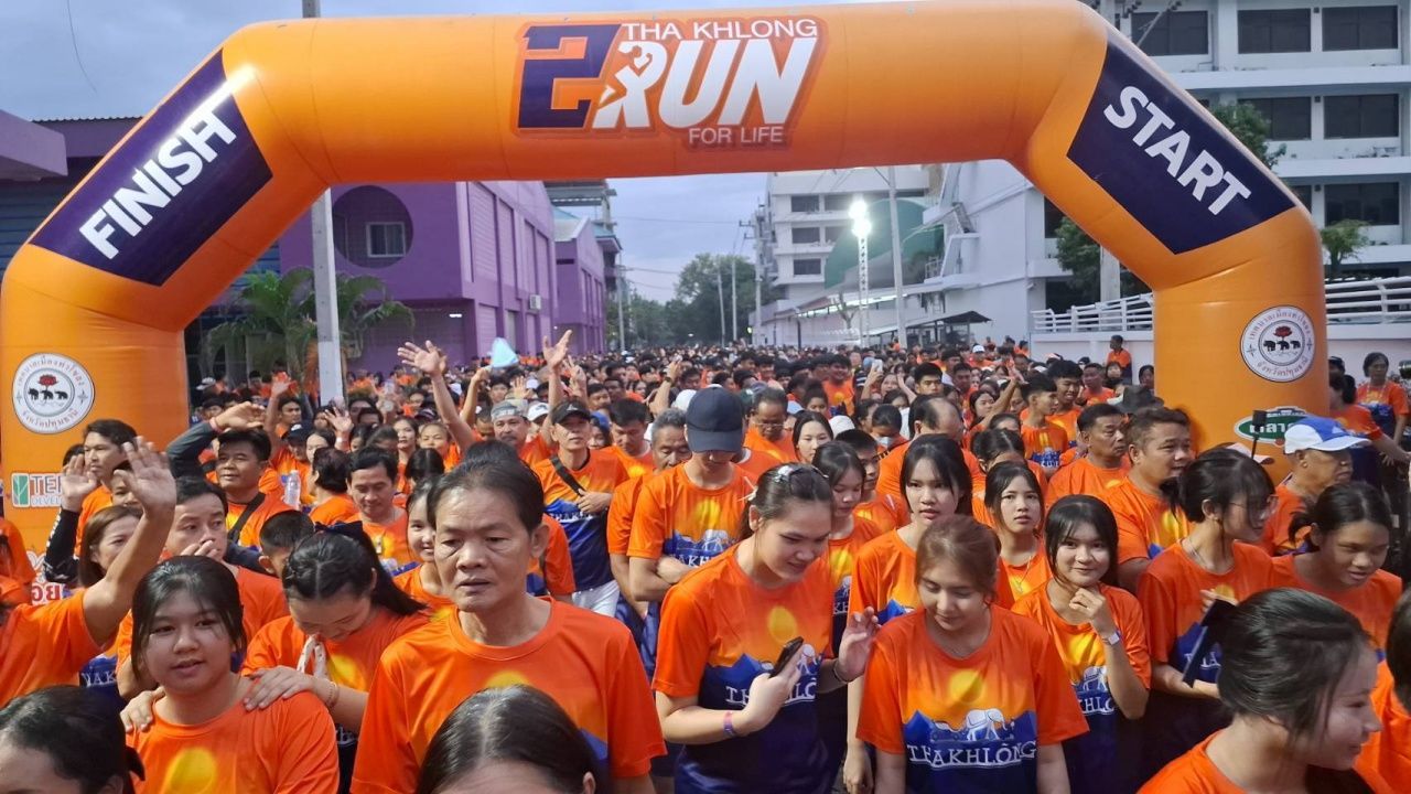 群众参与“打造健康的Tha Khlong居民项目”健康步行和跑步活动