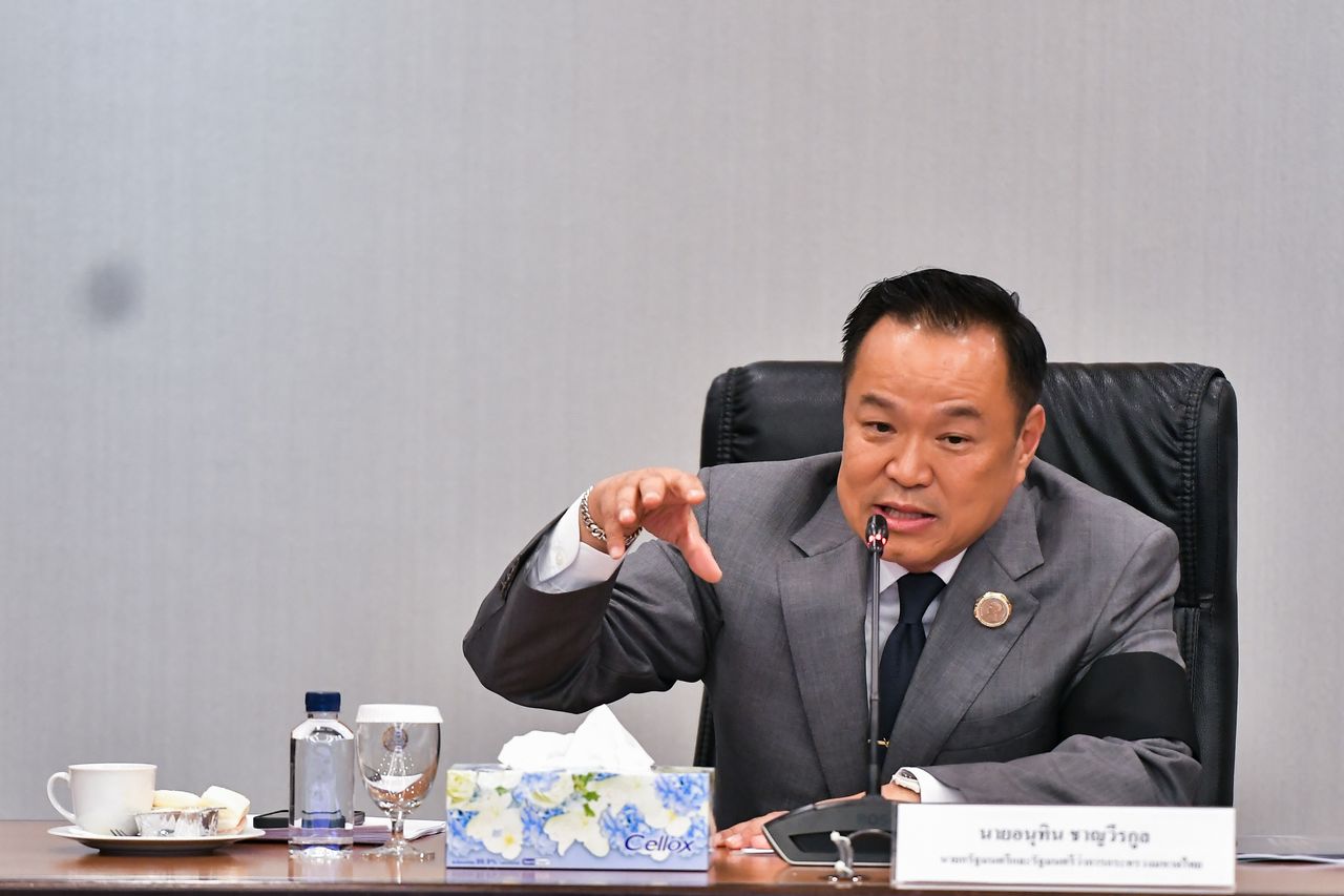 总理批评政府部门互相推诿，涉及起重机倒塌事件，坚称并非找茬，要求铁路局取消合同另寻承包商