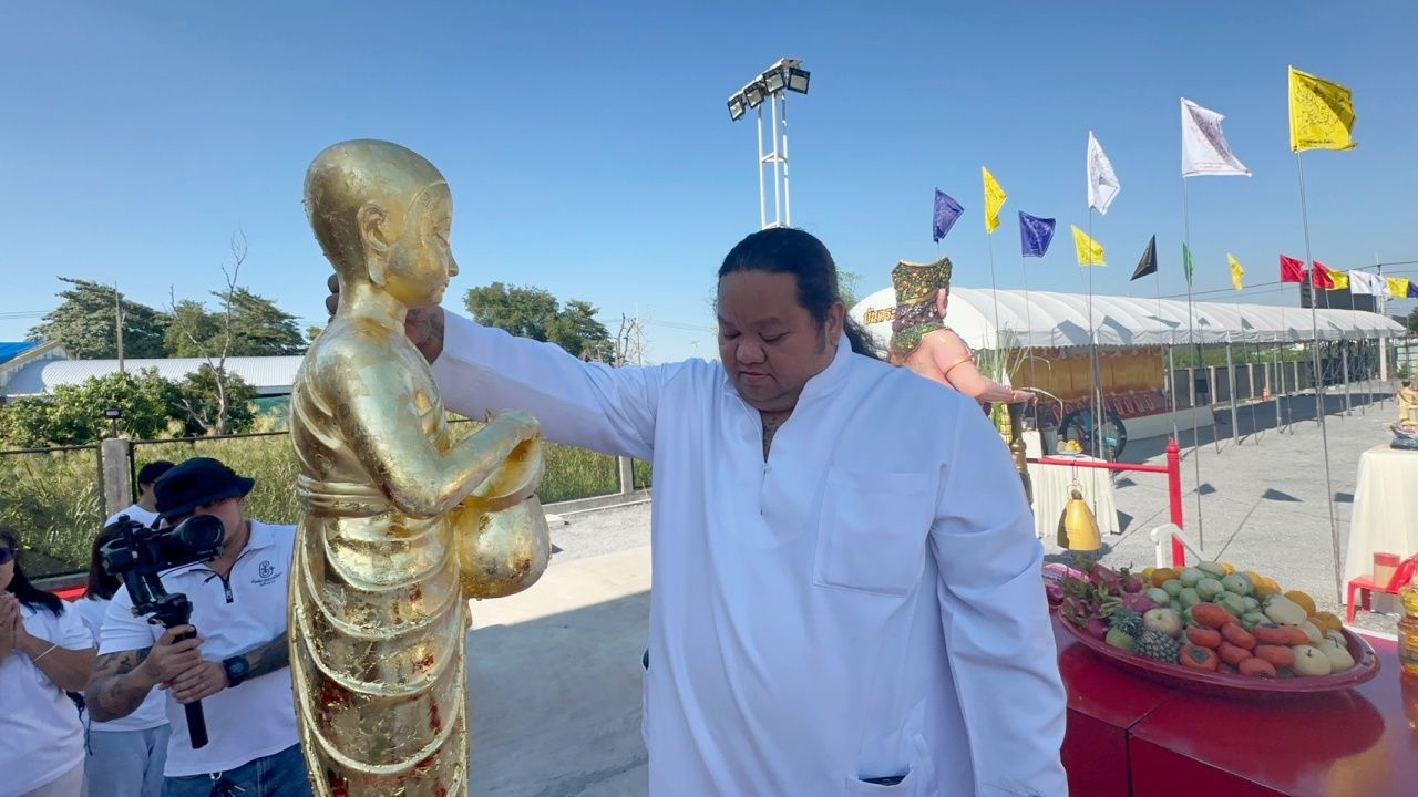 “阿克 拉撒” 举行破脸仪式,弟子们齐心协力为泰国士兵送去鼓励与物资